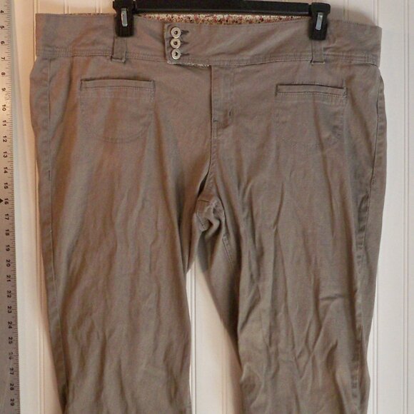 Bongo, Gray Capris 24W - Picture 1 of 5